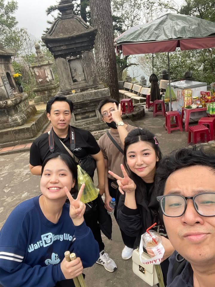 Thành viên VNTAY chụp ảnh selfie trong chuyến đi chơi chung của đội