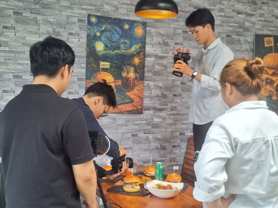 Đội VNTAY chụp ảnh và quay video món burger tại tiệm burger ở Yên Phụ, Hà Nội
