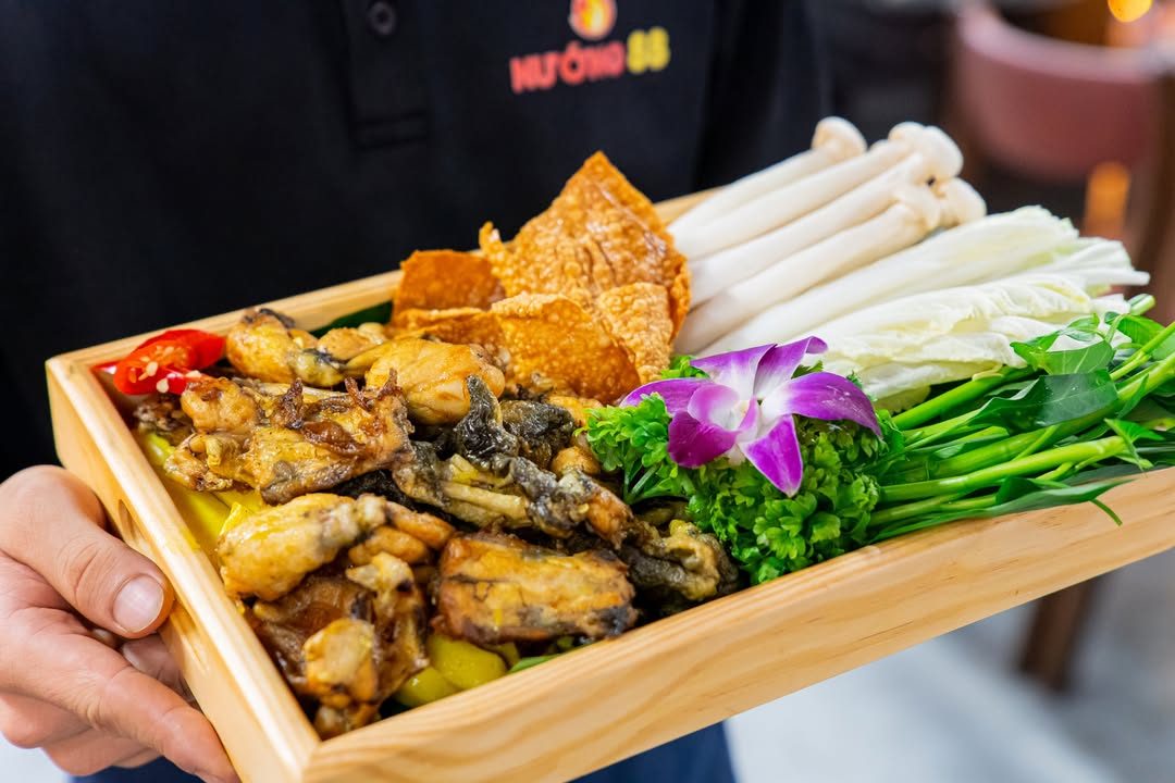 Khay gỗ ếch nướng, nấm kim châm, rau và hoa lan tại Nướng 88